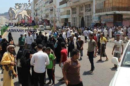 مواطنون ينظمون وقفة احتجاجية في المعلا لمطالبة الحكومة  بصرف رواتبهم وتوفير الخدمات الأساسية