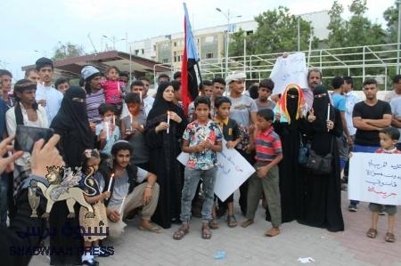 في وقفة احتجاجية غاضبة .. على حكومة معاشيق توفير الكهرباء أو الرحيل!