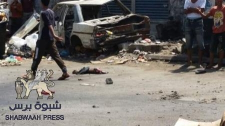 سمع ينادي المارة بالهروب : إنتحاري يفجر نفسه بكريتر ويوقع قتيل وجرحى (صور)