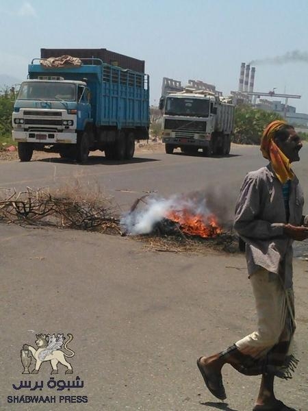 احتجاجات في عدد من مديريات عدن على عدم صرف مرتبات الموظفين