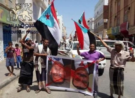 المكلا تشهد إحتجاجات غاضبة على حفل بن دغر الحكومي