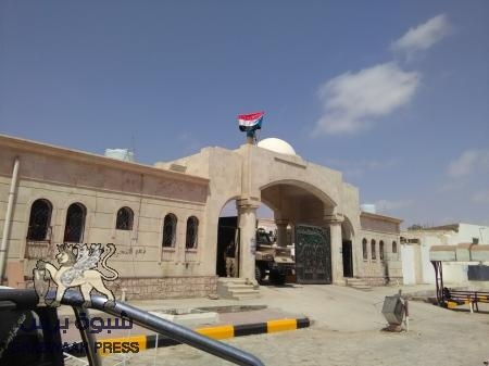 أعلام الجنوب ترفرف في مؤسسات الدولة والقصر الجمهوري بالمكلا