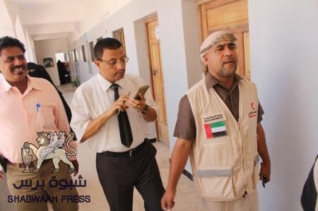 نزولات ميدانيه مكثفه يقوم بها الهلال الإماراتي لتوزيع مساعدات مدرسيه متنوعه بالمكلا