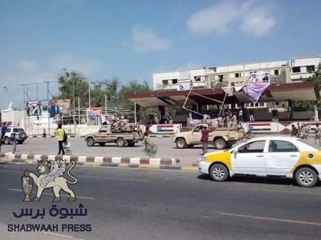 مدير أمن عدن ‘‘شلال‘‘ يأمر قوة أمنية بانزال صور ‘‘باعوم والبيض‘‘ من ساحة العروض(صور)