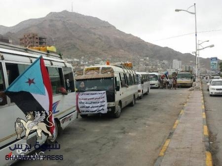 قوافل جنوبية من حضرموت تتوجه الى العاصمة الجنوبية عدن باعلام الجنوب