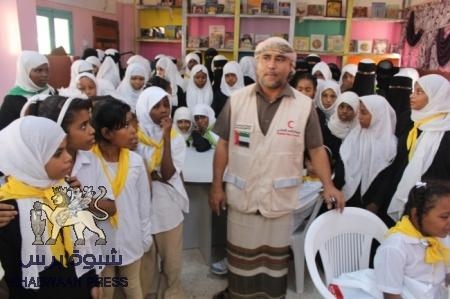 نزولات ميدانية مكثفة يقوم بها الهلال الإماراتي لتوزيع مساعدات مدرسية متنوعة بالمكلا