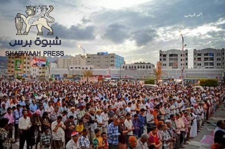 عشرات الألوف من الجنوبيين يؤدون صلاة الجمعة في ساحة العروض