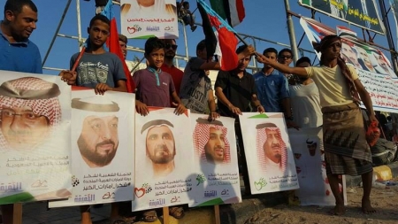 أبناء الجنوب يرفعون صورا لقادة دول التحالف العربي تعبيرا برد الجميل لمواقفهم تجاه شعب الجنوب