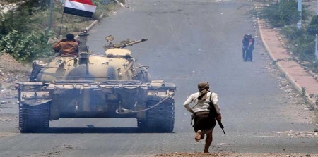 احتدام القتال في اليمن قبل ساعات من بدء الهدنة