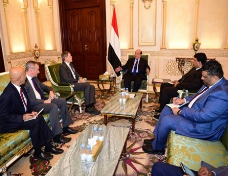 قبل ساعات من الهدنة.. هادي يلتقي السفيرين الأمريكي والبريطاني