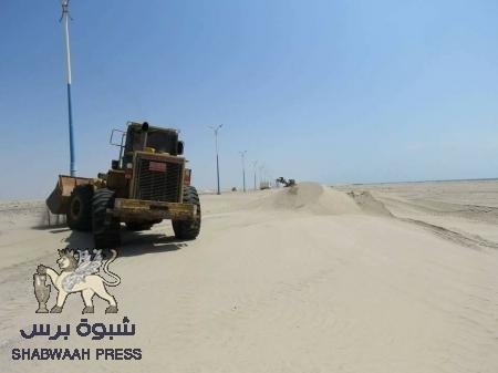 الهلال الاحمر الاماراتي يدشن المرحلة الثالثة لازالة الكثبان الرملية من خط عدن أبين