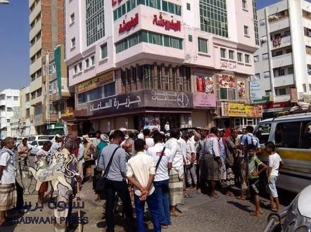 محتجون من تأخير معاشاتهم يقطعون الطريق العام في مدينة المكلا