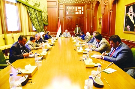 الشرعية اليمنية ترفض أي أفكار تتنافى مع المرجعيات الأساسية