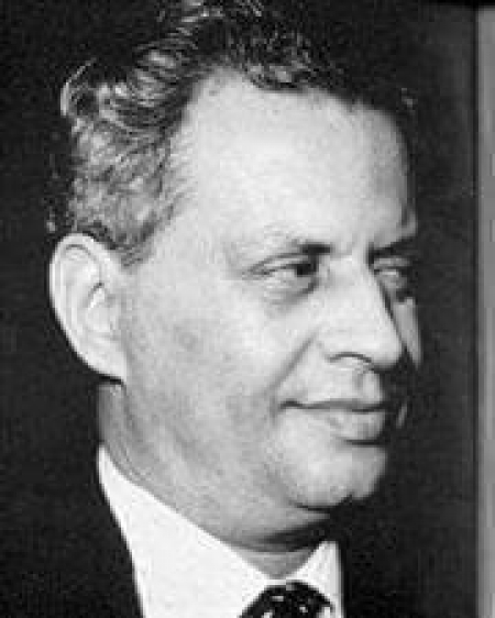 السيد الرئيس / حسن علي بيومي أول رئيس لحكومة عدن 1963م رحمه الله تعالى وطيب ثراه