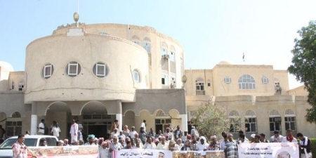 أهالي المتضررين من كارثة سيول 2008م بتريم ينفذون وقفة احتجاجية رفضاً لتأخير منح التعويضات