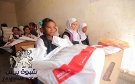 هيئة الهلال الأحمر الإماراتي تواصل توزيع الحقائب المدرسية في مدارس المناطق الشرقية ”قسم والخون والسوم“