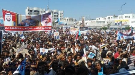 تضاهرة حاشدة بعدن تتضامن مع الرئيس هادي وتتهم ولد الشيخ بتجاهل قضية الجنوب(صور)