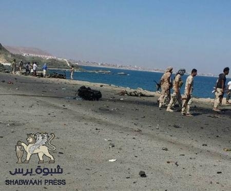انفجار انتحاري يستهدف موقع عسكري بالمكلا ولا خسائر بشرية (صور)