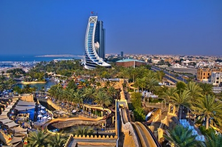 الإمارات تسعى لزيادة التعاون الاقتصادي مع روسيا