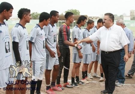 باشراحيل : عدن عاصمة السرق والشرعية الفاسدة والمعدمون بلا رواتب