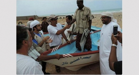 الهلال الأحمر الإماراتي يقدم قوارب صيد لصيادي سقطرى