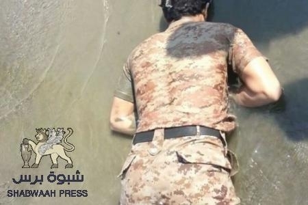 بعد 24 ساعة من ابلاغها بالجريمة شرطة خورمكسر تلقي القبض على  قاتل شاب عثر على جثته بكورنيش ساحل أبين