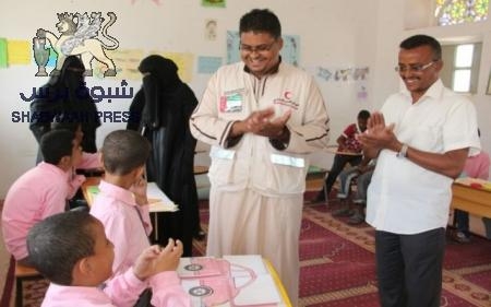 الهلال الأحمر الإماراتي يواصل مشروع توزيع الحقيبة المدرسية لطلاب مدارس عدن