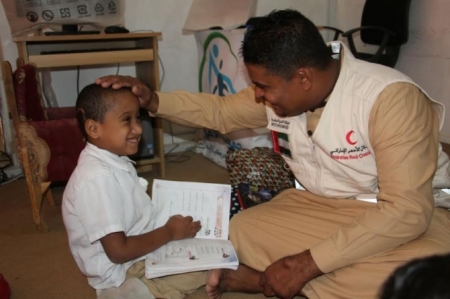 هيئة الهلال الأحمر الإماراتي توزع حقائب مدرسية على طلاب مركز الأمل لذوي الاعاقة الحركية والذهنية بتريم