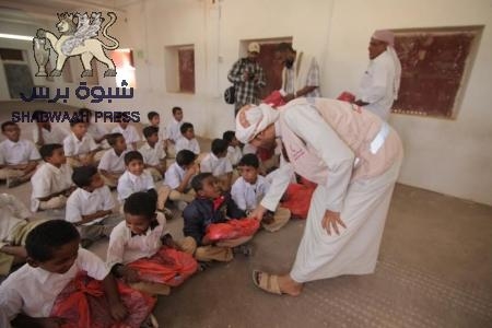هيئة الهلال الأحمر الإماراتي تواصل تقديم المساعدات المدرسية بمديرية شبام بوادي حضرموت