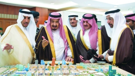 بقيمة 216 مليار ريال وتتركز شرقي المملكة : خادم الحرمين يدشّن مشروعات تنموية ضخمة