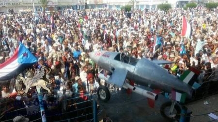 آلاف الجنوبيون يتوافدون إلى ساحة العروض بخورمكسر للإحتفاء بـ 30 نوفمبر