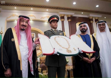 محمد بن زايد يمنح خادم الحرمين الشريفين وسام زايد
