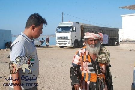 الهلال الأحمر الإماراتي يوزع مساعدات غذائية على اهالي مديرية رضوم بشبوة