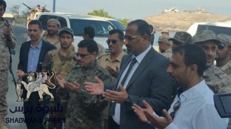 المحافظ الزبيدي يضع أكاليل  الورود على مكان اغتيال الشهيد جعفر محمد سعد