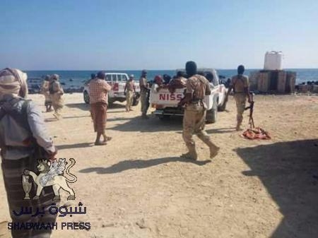 قوة أمنية تداهم ميناء ‘‘العليب‘‘ بير علي وتحتجز مهربين ساحل شبوه