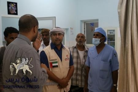 الهلال الأحمر الإماراتي يوزع مساعدات غذائية على ذوي الدخل المحدود وعمال الخدمات بمستشفى ابن سيناء بالمكلا