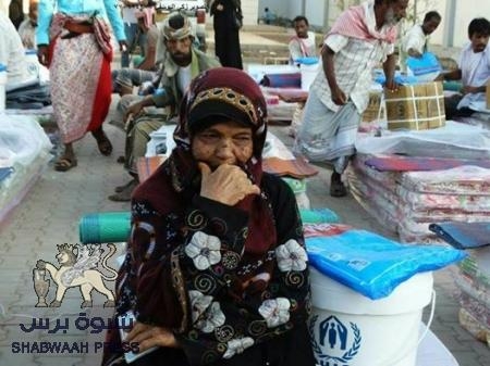 مركز الملك سلمان يوزع مواد ايواء للنازحين من مناطق النزاع بعدن
