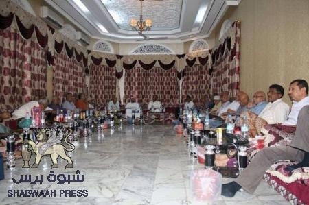 عيدروس وشلال يلتقيان بنخبة من اهالي عدن ويناقشان تفعيل دور مجلس الحكماء