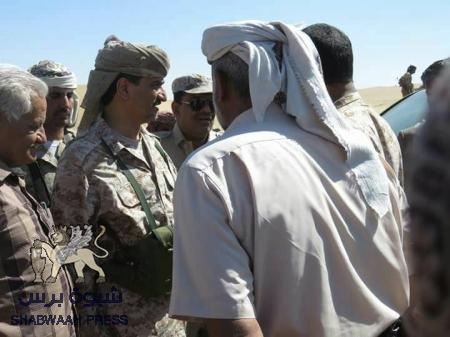 الرئيس هادي يجري اتصالا هاتفيا بمحافظة شبوه الذي أطلعه على سير المعركة بعسيلان