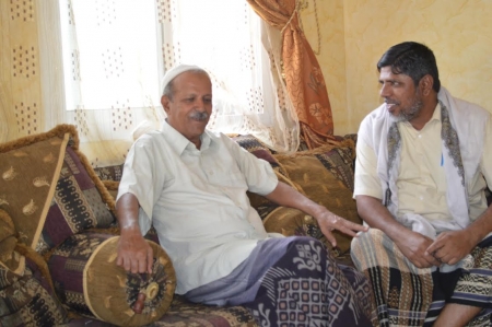وكيل أول حضرموت الشيخ عمرو بن حبريش يطمأن على صحة الكاتب والصحفي علي اليزيدي