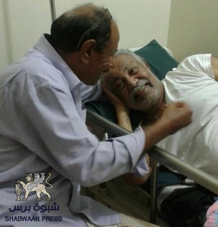 الرجل الذي سلمته المخابرات المصرية للمخلوع معتقلا على متن طائرة خاصة يرقد على سرير مستوصف في عدن