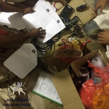 قوات الحزام الأمني تضبط حافلة تحمل مواد متفجرة في مدخل عدن الشرقي(صور)