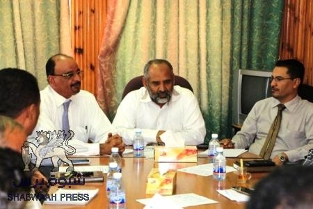بن بريك يحذر السلطات المحلية والأمنية بوادي حضرموت ويعد بإقالة ومحاسبة كل مقصر في عمله