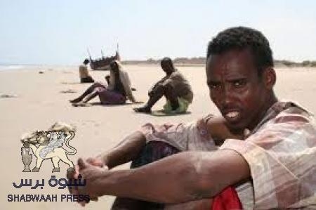 قوات النخبة بشبوه تحتجز قارب لتهريب الأفارقة على متنه 140 فرد