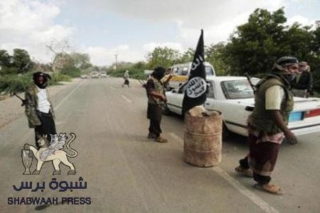 القاعدة تحشد عناصرها في منطقة الخبر.. ومدير الأمن يرد على قادة بالحزام الأمني.