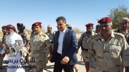 محافظ شبوة يدشن صرف رواتب محورعتق ووحداته العسكرية ويعلن بناء جيش وطني صحيح وإنهاء الازدواج الوظيفي