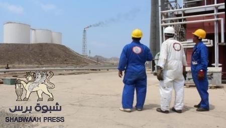 كلية البترول بجامعة حضرموت تقيم وقفه تضامنية مع قرارات السلطة القاضية بتوظيف 600 خريج من أبناء حضرموت