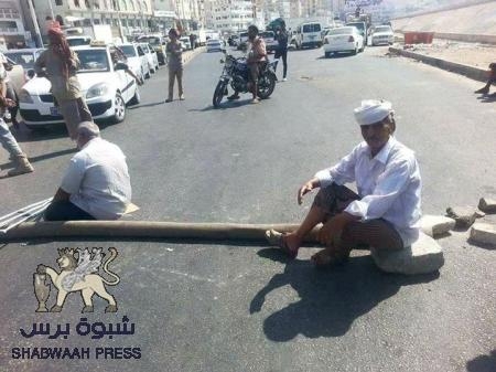 تحضيرية مؤتمر حضرموت الجامع تطالب بصرف معاشات المتقاعدين العسكريين بعد قيامهم بأغلاق بعض شوارع المكلا