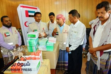 الهلال الأحمر الإماراتي يسلم مواد وأدوية طبية لسكان بئر علي بشبوة شاهد الصور