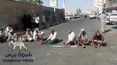 المتقاعدون بين تحمل مشاق الحياة.. ومعاناة إستلام رواتبهم !